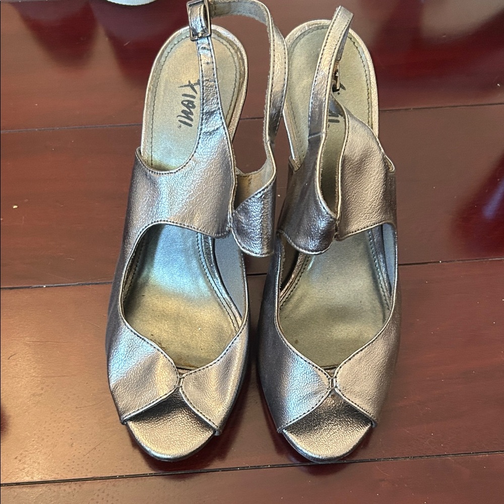 FIONI Silver Open-Toe Sandals